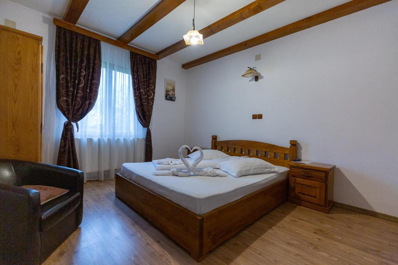 Conacul De Sub Munte Villa Novaci-Străini Buitenkant foto